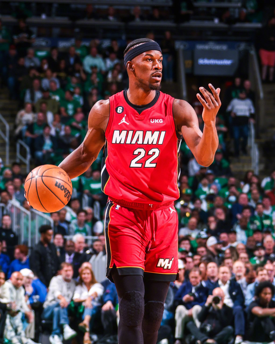 皇冠体育-广州队围绕NBA季后赛造点机会巴特勒与40激战MAD分钟，现场解说直呼：广州队转会期调整名单(巴特勒2023季后赛关键球合集)