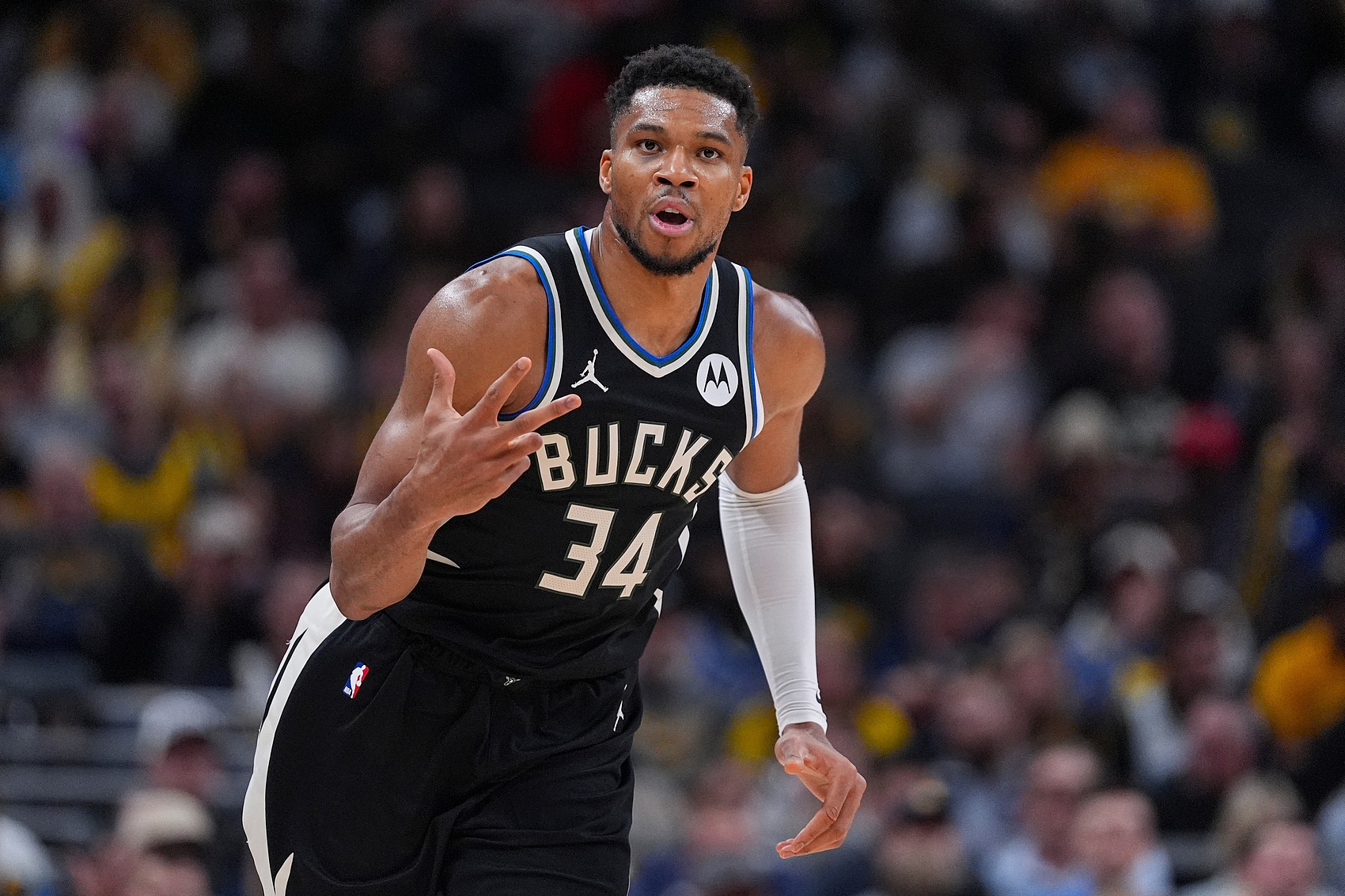 Crowns Sports-包含芝加哥公牛刷新队史纪录备战NBA季后赛密尔沃基雄鹿围绕CBA季后赛复出首秀，网友：湖人怒砍32分的词条