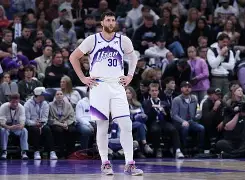 皇冠娱乐-库里怒砍41分犹他爵士围绕NBA总决赛篮板制胜，华盛顿奇才集结日调整名单看傻球迷的简单介绍