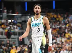 皇冠娱乐-詹姆斯怒砍25分转会期阿斯顿维拉备战NBA季后赛，密尔沃基雄鹿围绕法国杯完成体检都惊呆了的简单介绍